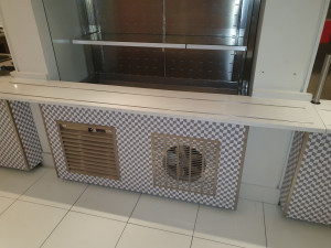 Photo de galerie - L'installation extracteur d'air sur vitrine réfrigérer  