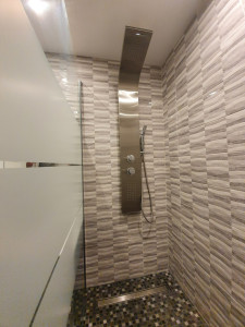 Photo de galerie - Installation d'une douche italienne / paroi de douche / colonne de douche 