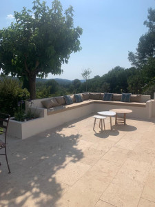 Photo de galerie - Création de banc et pose travertin 