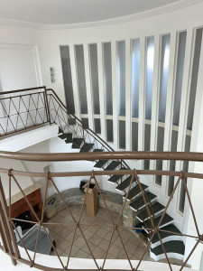 Photo de galerie - Teinture escalier posé moquette