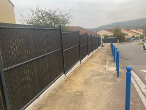 Photo de galerie - Cloture rigide avec occultation composite 