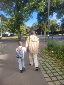 Photo de galerie - Nous allons avec le petit Jason à son école 