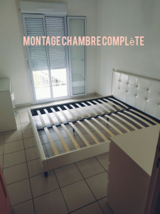 Photo de galerie - Montage d une chambre commode, coiffeuse et lit double.