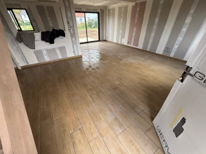 Photo de galerie - Pose Carrelage imitation parquet ainsi que plinthes joints sol gris foncé.