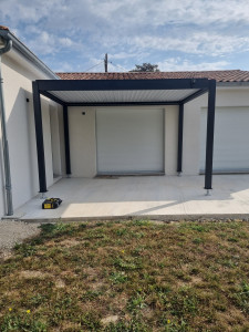 Photo de galerie - Montage pergola bioclimatique surélevé