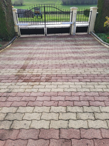 Photo de galerie - Nettoyage cour pavé autoblocant  ( fini )