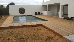 Photo de galerie - Réalisation de la piscine, avec terrassement, béton et local technique et pose terrasse bois.