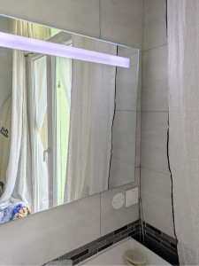 Photo de galerie - Installation d’un miroir connecté, modification d’une prise dans une salle de bain