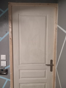 Photo de galerie - Retrait bloc porte et pose de la nouvelle porte avec réalisation de joint acrylique.