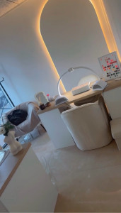 Photo de galerie - Pose de carrelage et tableaux lumineux pour un institut de beauté. 