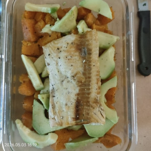 Photo de galerie - Patate douce sauté cumin canelle avocat saumon grillé 