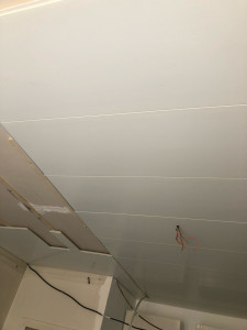 Photo de galerie - Installation d un plafond en lame de PVC  sur ancien placo