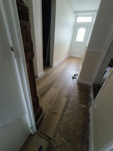 Photo de galerie - Pose d'un revêtement de sol avec sous couche intégré.