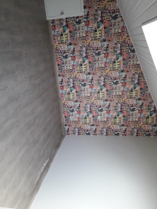 Photo de galerie - Pose d’un parquet flottant et d’une tapisserie décorative 