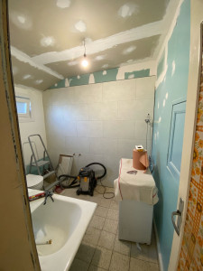 Photo de galerie - Réfection salle de bain, cloison placo + pose dalles pvc à coller, passage de tuyaux multicouches pose d’un meuble vasque suspendu 