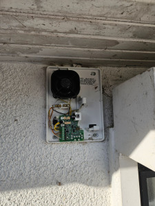 Photo de galerie - Déconnexion électrique d’un système d’alarme
Intervention de mise hors service d’un système d’alarme existant :
Coupure de l’alimentation électrique
Déconnexion de la centrale
Neutralisation des éléments (sirène, détecteurs…)