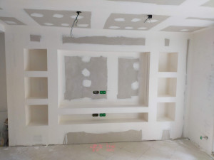 Photo de galerie - Création d'un meuble tv avec emplacement barre de son et étagères des 2 côtés 