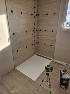 Photo de galerie - Création salle de bain : pose d'un d'un receveur, raccordements sanitaires, plomberie, carrelage, pose d'une paroi de douche.