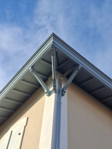 Photo de galerie - Création avant toit avec bandeaux corniche+ lien cintré mouluré