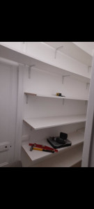 Photo de galerie - étagères avec les planches et les équerres 