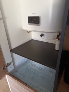 Photo de galerie - Pose d'éléments de cuisine (portes, poignées, étagères,...)