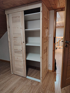 Photo de galerie - Fabrication et pose de placard sur mesure.
portes coulissantes et étagères réglables 
