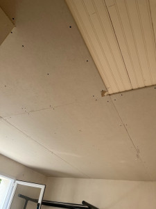 Photo de galerie - Couvrir un plafond en lambris avec des plaques de BA13