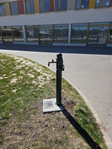 Photo de galerie - Pose d'une fontaine à eau avec plaque de finition 