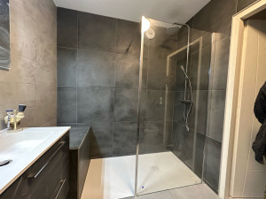 Photo de galerie - Remplacement baignoire par un receveur de douche et réfection de 3 murs par nouvelle taille de carreaux 