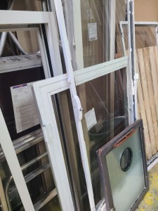 Photo de galerie - Pour vos fenêtres cassé 
ou changer vos fenêtres en bois en PVC 
opté pour les fenêtres PVC ou aluminium 
et double vitrage pour le bruit et l'humidité 

