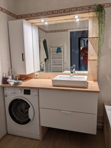 Photo de galerie - Réagencement d'une salle de bain, dépose de l'ancien meuble et installation d'une vasque, vitre baignoire, cadre bois pour miroir