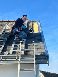 Photo de galerie - Intervention en hauteur pour la rénovation d’une toiture en ardoise.
Pose et remplacement d’éléments avec soin et précision. Respect des règles de sécurité.
Travail propre et finitions soignées pour garantir l’étanchéité et la durabilité de la toiture.
