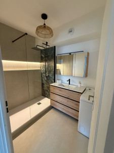 Photo de galerie - Rénovation complète d’une salle de bain avec sa niche éclairée 