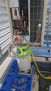 Photo de galerie - Récupération de gaz frigorifique pour rechercher de fuite. 
