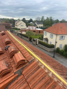 Photo de galerie - Réalisation de travaux de couverture sur toiture en tuiles. Intervention professionnelle avec soin des finitions et de l’étanchéité.