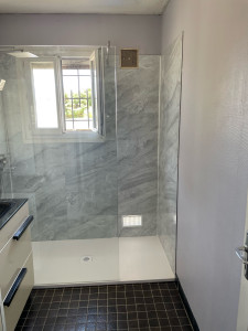 Photo de galerie - Pose d’une douche , paroi douche , meuble vasque et panneaux de douche 
