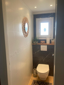 Photo de galerie - Installation d'un WC suspendu avec Coffrage du bâti support et tablette bois sur mesure