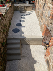 Photo de galerie - Conception d’une coure en gravier et pose de place d’ardoise circulaire 