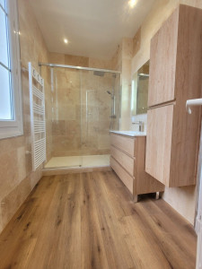 Photo de galerie - Rénovation salle de bain 
- Plomberie 
- Placo
- Carrelage 
- Travaux de peinture 
- Installation des appareils sanitaires