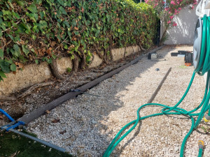 Photo de galerie - Pose d'une bordure en acier.