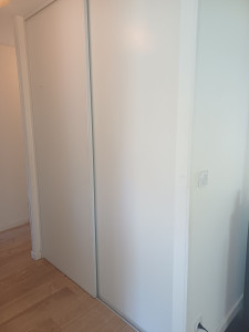 Photo de galerie - Réajustement du rail et reparation et réglage des portes coulissantes.