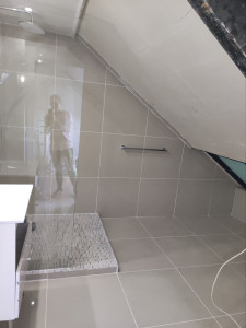 Photo de galerie - Carrelage salle de bain mur, solet bac de douche
installation paroie et meubles