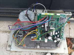 Photo de galerie - Programmation d'un portail électrique.