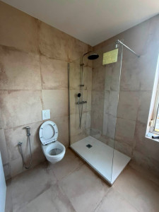Photo de galerie - Installation d’un wc suspendu avec robinet de rinçage avec une douche avec receveur 90/120 