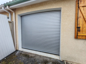 Photo de galerie - Installation d'une porte de garage enroulable motorisée 