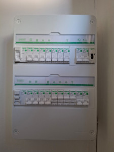 Photo de galerie - Le tableau répond aux normes électriques, j'ai rajouté quelques disjoncteurs du fait qu'il y a des nouvelles alimentations.