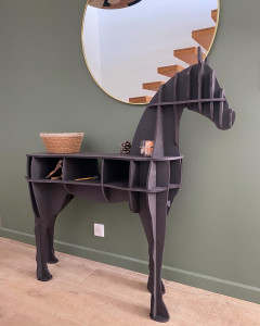 Photo de galerie - Fabrication de meuble type animaux. Ici un cheval en Valchromat (médium renforcé teinté noir dans la masse).