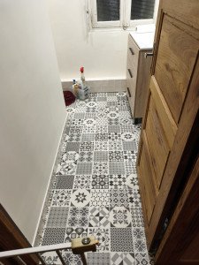Photo de galerie - Salle de bain avec carrelage recouvert a l'enduit sur les murs