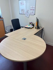 Photo de galerie - Montage d’un bureau simple avec son extension 