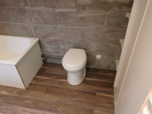 Photo de galerie - Pose d'un WC sanibroyeur avec raccordement ainsi que raccordement électrique